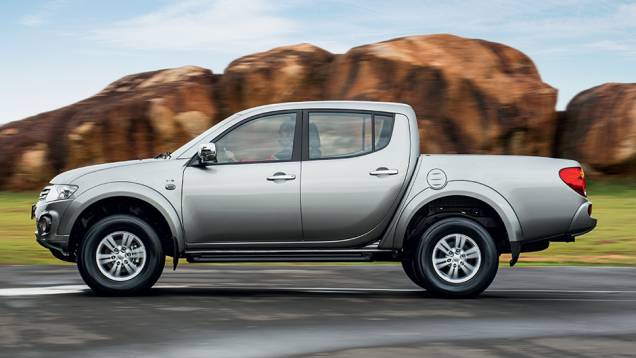 Rodas, maçanetas e retrovisores cromados marcam a versão HPE | <a href="https://quatrorodas.abril.com.br/carros/testes/mitsubishi-l200-triton-764187.shtml" rel="migration">Leia mais</a> Rodas, maçanetas e retrovisores cromados marcam a versão HPE | <a href="https://quatrorodas.abril.com.br/carros/testes/mitsubishi-l200-triton-764187.shtml" rel="migration">Leia mais</a>