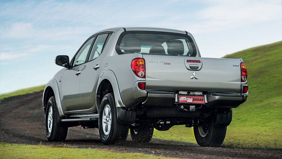 O reboque traseiro com tomada elétrica é item de série da picape | <a href="https://quatrorodas.abril.com.br/carros/testes/mitsubishi-l200-triton-764187.shtml" rel="migration">Leia mais</a>