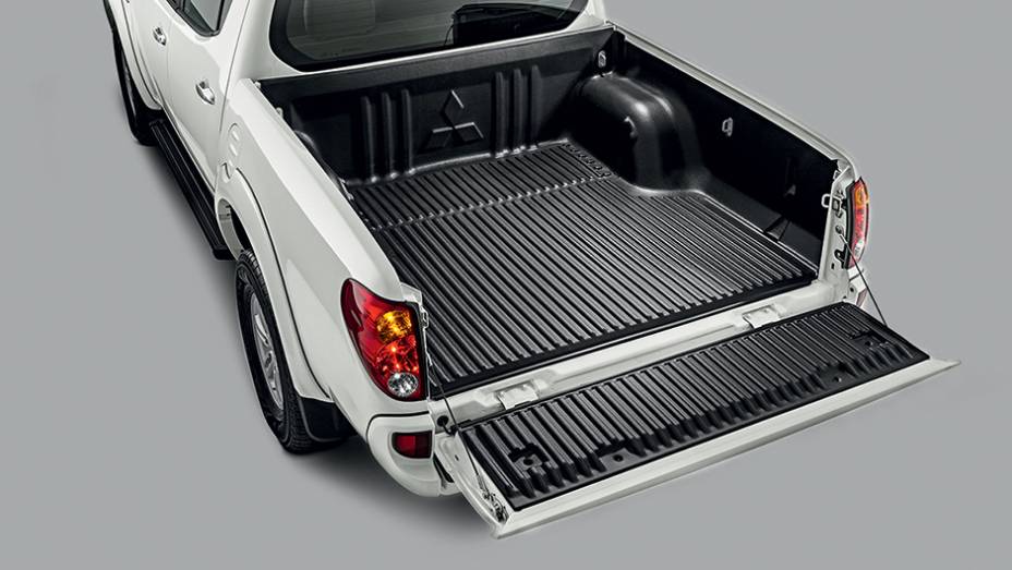 A capacidade de carga é de 1 095 kg. | <a href="https://quatrorodas.abril.com.br/carros/testes/mitsubishi-l200-triton-764187.shtml" rel="migration">Leia mais</a>