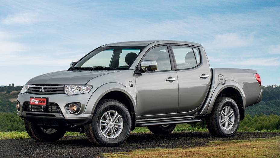 Versão HPE tem design exclusivo para a grade e o para-choque | <a href="https://quatrorodas.abril.com.br/carros/testes/mitsubishi-l200-triton-764187.shtml" rel="migration">Leia mais</a>