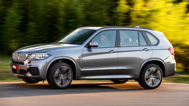 Grandes tomadas de ar frontais: o V8 4.4 biturbo precisa respirar | <a href="https://quatrorodas.abril.com.br/carros/impressoes/bmw-x5-765445.shtml" rel="migration">Leia mais</a>