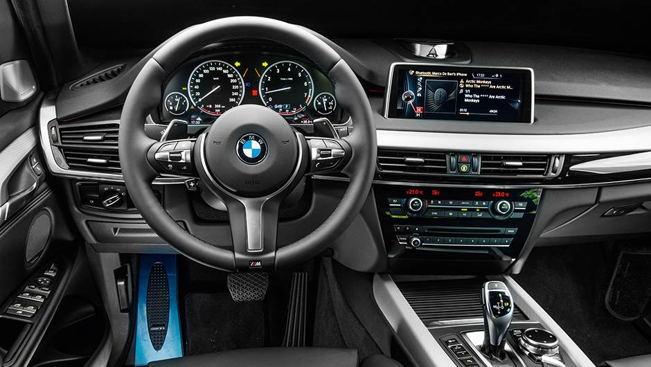 Volante retr&ocirc;, c&acirc;mbio eletr&ocirc;nico de oito marchas e alto-falante central motorizado no painel | <a href="https://quatrorodas.abril.com.br/carros/impressoes/bmw-x5-765445.shtml" rel="migration">Leia mais</a>