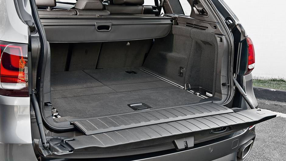 Porta-malas tem tampa dupla - a principal &eacute; acionada eletricamente | <a href="https://quatrorodas.abril.com.br/carros/impressoes/bmw-x5-765445.shtml" rel="migration">Leia mais</a>