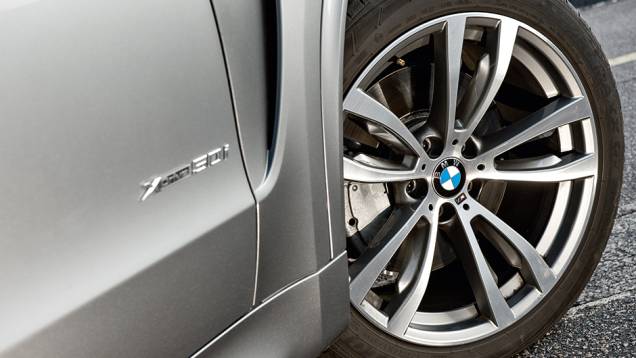 As rodas são aro 20 | <a href="https://quatrorodas.abril.com.br/carros/impressoes/bmw-x5-765445.shtml" rel="migration">Leia mais</a> As rodas são aro 20 | <a href="https://quatrorodas.abril.com.br/carros/impressoes/bmw-x5-765445.shtml" rel="migration">Leia mais</a>