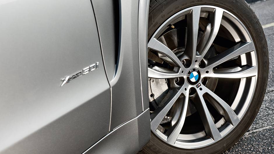As rodas s&atilde;o aro 20 | <a href="https://quatrorodas.abril.com.br/carros/impressoes/bmw-x5-765445.shtml" rel="migration">Leia mais</a>