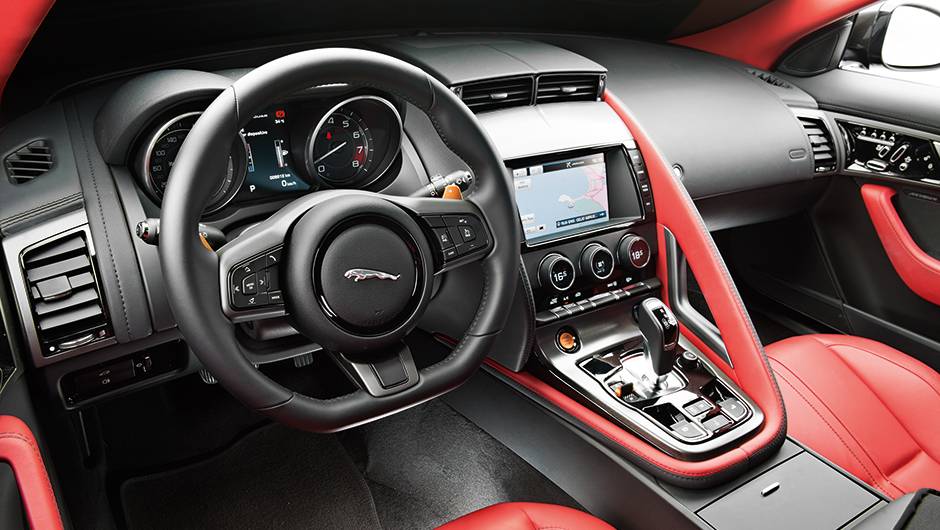 Repleto de materiais nobres, o painel do Jaguar faz jus ao pre&ccedil;o | <a href="https://quatrorodas.abril.com.br/carros/comparativos/conversiveis-770669.shtml" rel="migration">Leia mais</a>
