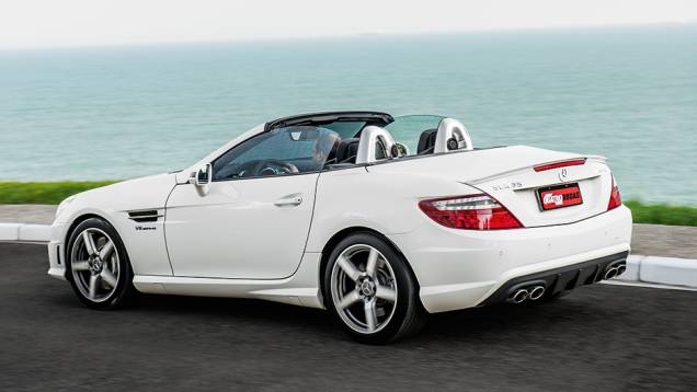 SLK AMG tem visual mais esportivo que as demais versões | <a href="https://quatrorodas.abril.com.br/carros/comparativos/conversiveis-770669.shtml" rel="migration">Leia mais</a>