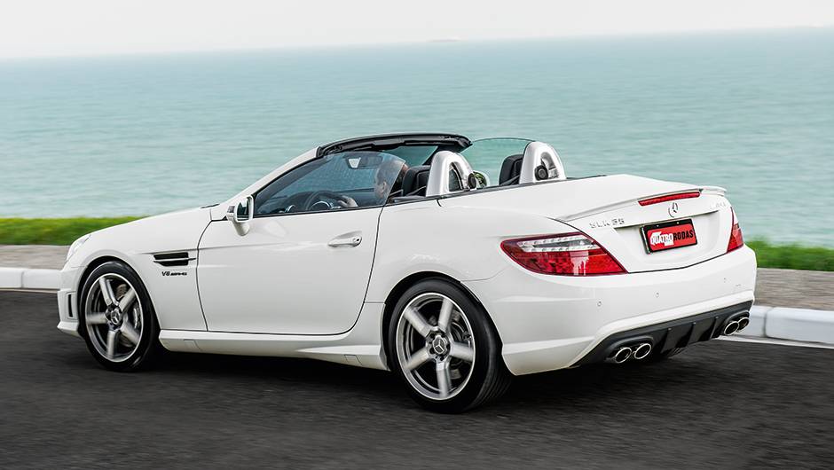 SLK AMG tem visual mais esportivo que as demais vers&otilde;es | <a href="https://quatrorodas.abril.com.br/carros/comparativos/conversiveis-770669.shtml" rel="migration">Leia mais</a>