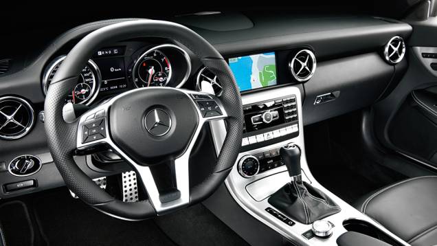 Cockpit do SLK oferece pegada esportiva, sem descuidar da luxuosidade | <a href="https://quatrorodas.abril.com.br/carros/comparativos/conversiveis-770669.shtml" rel="migration">Leia mais</a>