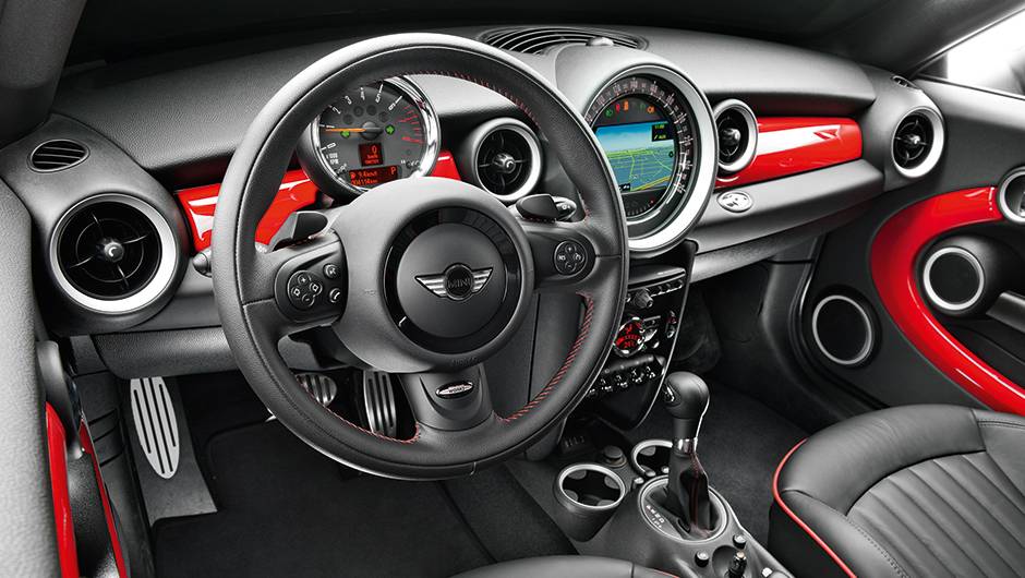 Rico em acess&oacute;rios, mas frugal perto dos mais caros. &Oacute;tima ergonomia | <a href="https://quatrorodas.abril.com.br/carros/comparativos/conversiveis-770669.shtml" rel="migration">Leia mais</a>