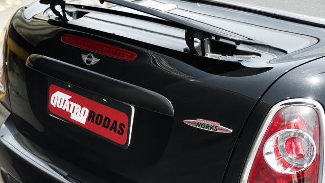 Asa traseira funciona de forma automática | <a href="https://quatrorodas.abril.com.br/carros/comparativos/conversiveis-770669.shtml" rel="migration">Leia mais</a> Asa traseira funciona de forma automática | <a href="https://quatrorodas.abril.com.br/carros/comparativos/conversiveis-770669.shtml" rel="migration">Leia mais</a>