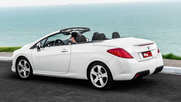 O 308 CC é a melhor opção para quem não quer viajar sozinho | <a href="https://quatrorodas.abril.com.br/carros/comparativos/conversiveis-770669.shtml" rel="migration">Leia mais</a> O 308 CC é a melhor opção para quem não quer viajar sozinho | <a href="https://quatrorodas.abril.com.br/carros/comparativos/conversiveis-770669.shtml" rel="migration">Leia mais</a>
