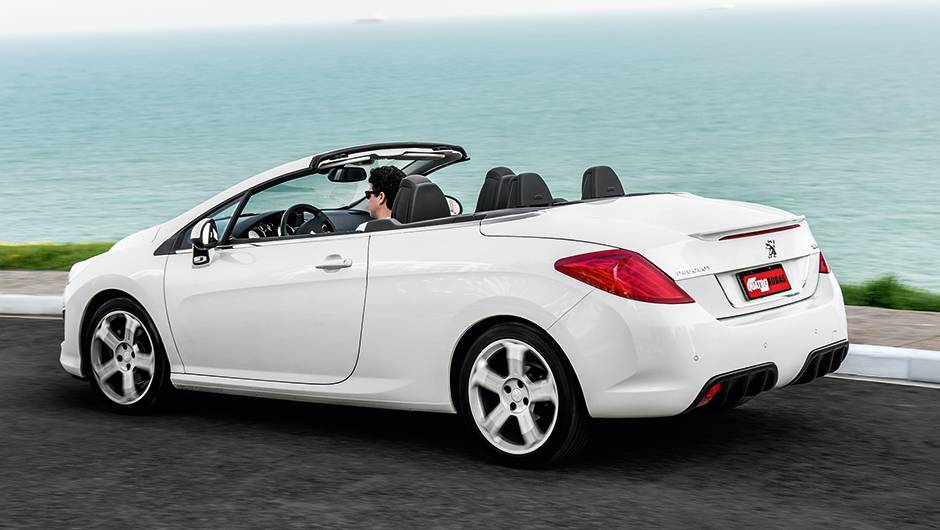 O 308 CC &eacute; a melhor op&ccedil;&atilde;o para quem n&atilde;o quer viajar sozinho | <a href="https://quatrorodas.abril.com.br/carros/comparativos/conversiveis-770669.shtml" rel="migration">Leia mais</a>