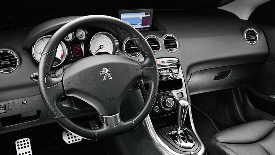 Painel n&atilde;o tem diferenciais em rela&ccedil;&atilde;o &agrave; vers&atilde;o fechada | <a href="https://quatrorodas.abril.com.br/carros/comparativos/conversiveis-770669.shtml" rel="migration">Leia mais</a>