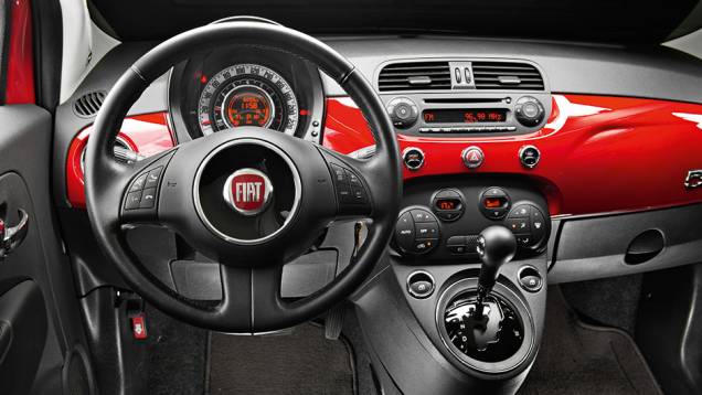 Interior é igual ao das demais versões. Acionamento da capota fica no teto | <a href="https://quatrorodas.abril.com.br/carros/comparativos/conversiveis-770669.shtml" rel="migration">Leia mais</a> Interior é igual ao das demais versões. Acionamento da capota fica no teto | <a href="https://quatrorodas.abril.com.br/carros/comparativos/conversiveis-770669.shtml" rel="migration">Leia mais</a>