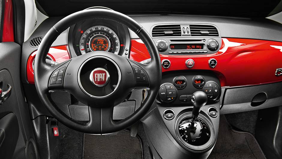 Interior &eacute; igual ao das demais vers&otilde;es. Acionamento da capota fica no teto | <a href="https://quatrorodas.abril.com.br/carros/comparativos/conversiveis-770669.shtml" rel="migration">Leia mais</a>
