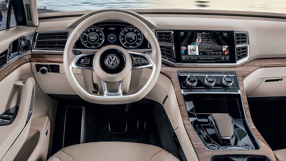 Visual interno deve ser o mesmo, mas os materiais v&atilde;o mudar na vers&atilde;o de produ&ccedil;&atilde;o | <a href="https://quatrorodas.abril.com.br/carros/impressoes/volkswagen-crossblue-766158.shtml" rel="migration">Leia mais</a>