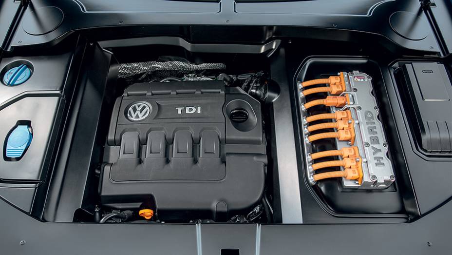 Motor a combustão combina forças com dois elétricos | <a href="https://quatrorodas.abril.com.br/carros/impressoes/volkswagen-crossblue-766158.shtml" rel="migration">Leia mais</a>