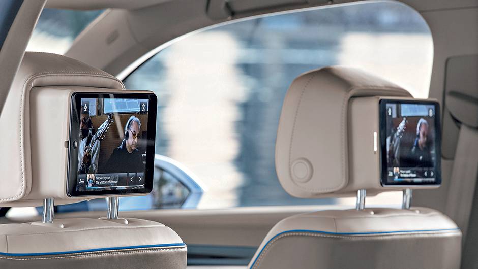 Quem vai atr&aacute;s tem DVD | <a href="https://quatrorodas.abril.com.br/carros/impressoes/volkswagen-crossblue-766158.shtml" rel="migration">Leia mais</a>