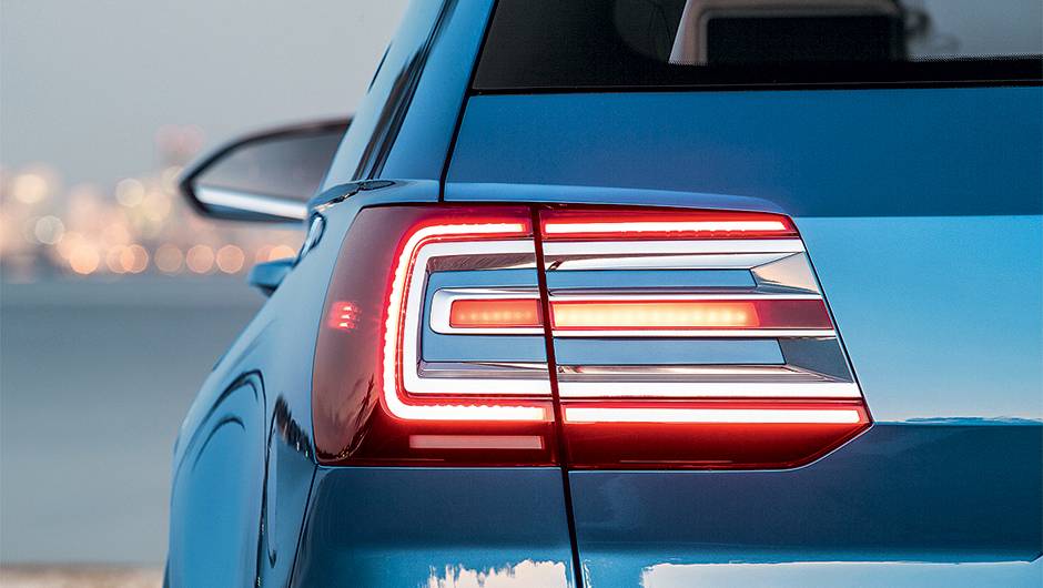 Luzes de led comp&otilde;em assinatura luminosa na traseira | <a href="https://quatrorodas.abril.com.br/carros/impressoes/volkswagen-crossblue-766158.shtml" rel="migration">Leia mais</a>