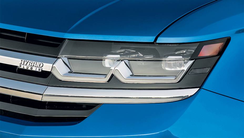 Faróis de led são integrados à grade do radiador | <a href="https://quatrorodas.abril.com.br/carros/impressoes/volkswagen-crossblue-766158.shtml" rel="migration">Leia mais</a>