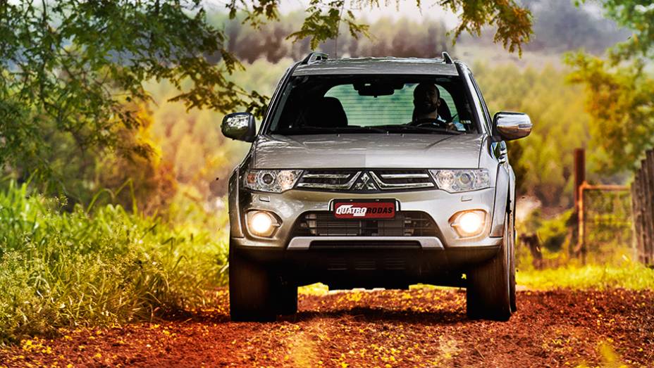 De frente, o Pajero Dakar é igual a uma L200 Triton... | <a href="https://quatrorodas.abril.com.br/carros/testes/mitsubishi-pajero-dakar-hpe-765655.shtml" rel="migration">Leia mais</a>