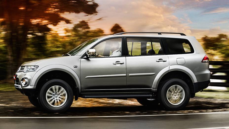 A altura do SUV em relação ao solo é de 21,5 centímetros | <a href="https://quatrorodas.abril.com.br/carros/testes/mitsubishi-pajero-dakar-hpe-765655.shtml" rel="migration">Leia mais</a>