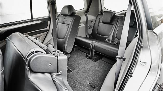Rebatido, o banco dá acesso à terceira fila de assentos | <a href="https://quatrorodas.abril.com.br/carros/testes/mitsubishi-pajero-dakar-hpe-765655.shtml" rel="migration">Leia mais</a> Rebatido, o banco dá acesso à terceira fila de assentos | <a href="https://quatrorodas.abril.com.br/carros/testes/mitsubishi-pajero-dakar-hpe-765655.shtml" rel="migration">Leia mais</a>