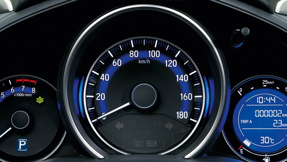 Ilumina&ccedil;&atilde;o azul mant&eacute;m a identidade visual com outros modelos da marca japonesa | <a href="https://quatrorodas.abril.com.br/carros/impressoes/honda-fit-765447.shtml" rel="migration">Leia mais</a>