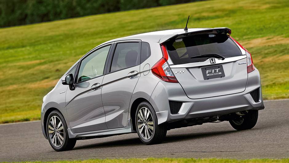 Lanternas avan&ccedil;am na tampa traseira, junto ao vidro | <a href="https://quatrorodas.abril.com.br/carros/impressoes/honda-fit-765447.shtml" rel="migration">Leia mais</a>