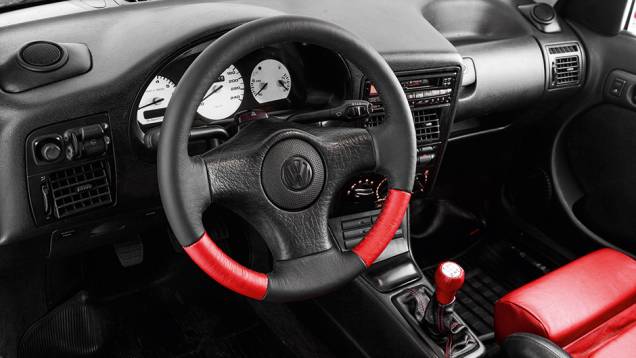 Revestimento de couro bicolor era um opcional da época | <a href="https://quatrorodas.abril.com.br/carros/classicos-brasileiros/volkswagen-gol-gti-16v-765615.shtml" rel="migration">Leia mais</a> Revestimento de couro bicolor era um opcional da época | <a href="https://quatrorodas.abril.com.br/carros/classicos-brasileiros/volkswagen-gol-gti-16v-765615.shtml" rel="migration">Leia mais</a>
