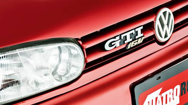 Na segunda geração, a mística do Gol GTi virava GTI | <a href="https://quatrorodas.abril.com.br/carros/classicos-brasileiros/volkswagen-gol-gti-16v-765615.shtml" rel="migration">Leia mais</a>