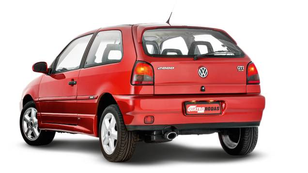 Saias laterais, aerofólio e rodas de liga eram de série na versão | <a href="https://quatrorodas.abril.com.br/carros/classicos-brasileiros/volkswagen-gol-gti-16v-765615.shtml" rel="migration">Leia mais</a>