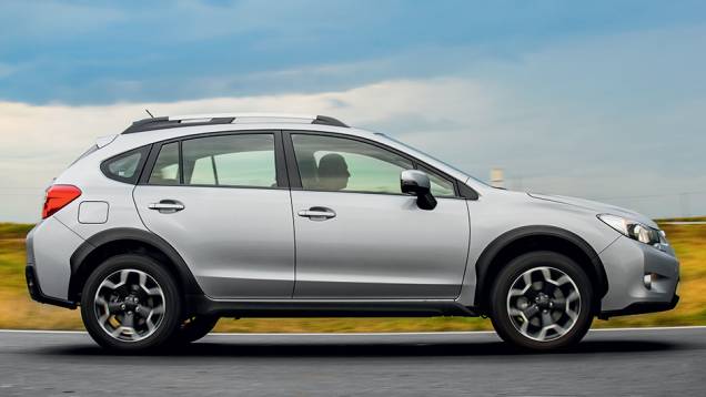 Vão tem 22 cm de altura em relação ao solo. De perfil, destaque para as belas rodas aro 17 | <a href="https://quatrorodas.abril.com.br/carros/impressoes/subaru-xv-765442.shtml" rel="migration">Leia mais</a>