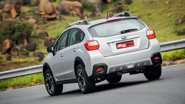 Vidro traseiro oferece pouca visibilidade, mas a câmera de ré deixa as manobras fáceis | <a href="https://quatrorodas.abril.com.br/carros/impressoes/subaru-xv-765442.shtml" rel="migration">Leia mais</a>