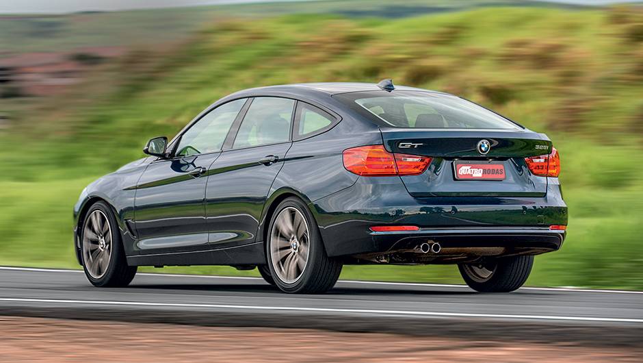 Traseira com cara de poucos amigos e aerof&oacute;lio ativo | <a href="https://quatrorodas.abril.com.br/carros/impressoes/bmw-328i-gt-771569.shtml" rel="migration">Leia mais</a>