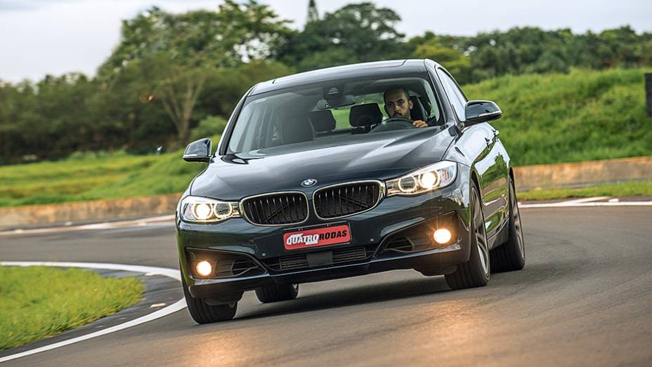 De frente, facilmente confundido com o sedã | <a href="https://quatrorodas.abril.com.br/carros/impressoes/bmw-328i-gt-771569.shtml" rel="migration">Leia mais</a>