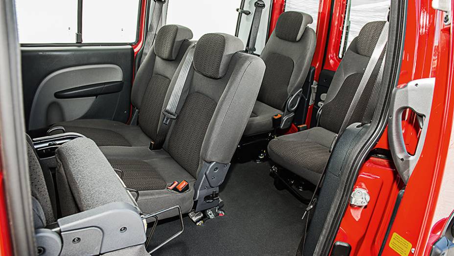 Atrás, posição elevada garante conforto e visibilidade aos passageiros | <a href="https://quatrorodas.abril.com.br/carros/comparativos/dossie-sete-lugares-120-mil-reais-772708.shtml" rel="migration">Leia mais</a>