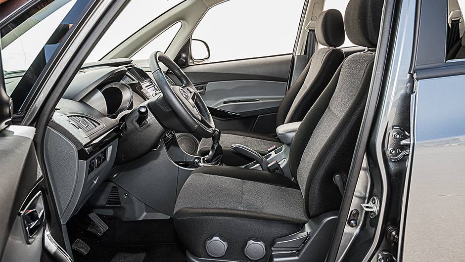 Ajuste manuais de altura e inclina&ccedil;&atilde;o | <a href="https://quatrorodas.abril.com.br/carros/comparativos/dossie-sete-lugares-120-mil-reais-772708.shtml" rel="migration">Leia mais</a>