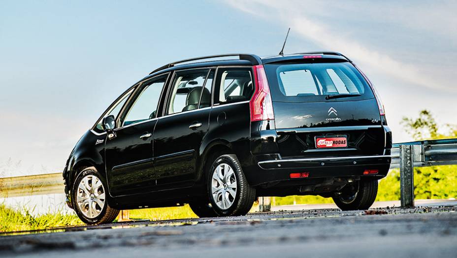 Minivan tem estilo elegante e ainda atual | <a href="https://quatrorodas.abril.com.br/carros/comparativos/dossie-sete-lugares-120-mil-reais-772708.shtml" rel="migration">Leia mais</a>