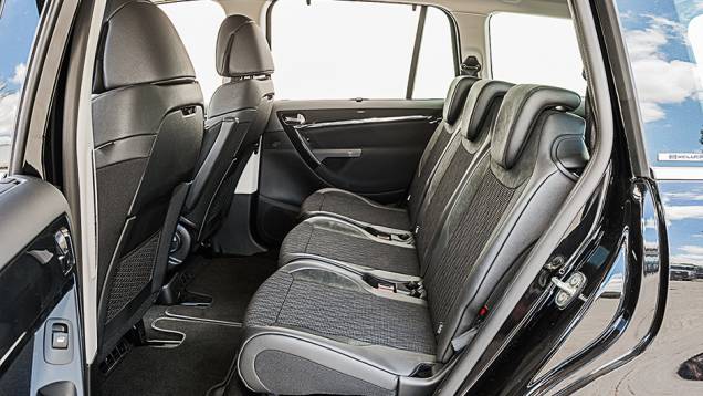 O espaço é amplo na segunda fila | <a href="https://quatrorodas.abril.com.br/carros/comparativos/dossie-sete-lugares-120-mil-reais-772708.shtml" rel="migration">Leia mais</a> O espaço é amplo na segunda fila | <a href="https://quatrorodas.abril.com.br/carros/comparativos/dossie-sete-lugares-120-mil-reais-772708.shtml" rel="migration">Leia mais</a>