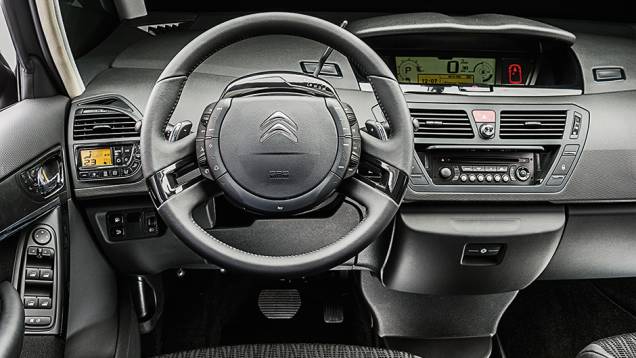 Volante multifuncional tem cubo fixo e comando do câmbio | <a href="https://quatrorodas.abril.com.br/carros/comparativos/dossie-sete-lugares-120-mil-reais-772708.shtml" rel="migration">Leia mais</a> Volante multifuncional tem cubo fixo e comando do câmbio | <a href="https://quatrorodas.abril.com.br/carros/comparativos/dossie-sete-lugares-120-mil-reais-772708.shtml" rel="migration">Leia mais</a>