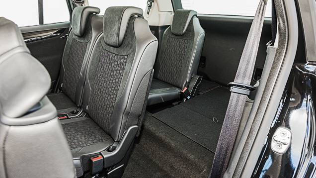 Quando rebatido, o banco traseiro some sob o piso | <a href="https://quatrorodas.abril.com.br/carros/comparativos/dossie-sete-lugares-120-mil-reais-772708.shtml" rel="migration">Leia mais</a> Quando rebatido, o banco traseiro some sob o piso | <a href="https://quatrorodas.abril.com.br/carros/comparativos/dossie-sete-lugares-120-mil-reais-772708.shtml" rel="migration">Leia mais</a>