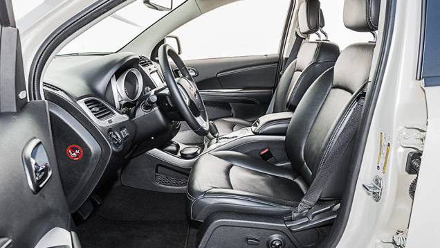 Encosto tem ajuste manual | <a href="https://quatrorodas.abril.com.br/carros/comparativos/dossie-sete-lugares-120-mil-reais-772708.shtml" rel="migration">Leia mais</a> Encosto tem ajuste manual | <a href="https://quatrorodas.abril.com.br/carros/comparativos/dossie-sete-lugares-120-mil-reais-772708.shtml" rel="migration">Leia mais</a>