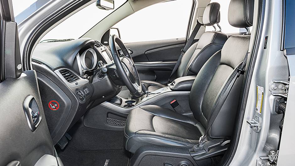 Assento tem regulagem elétrica | <a href="https://quatrorodas.abril.com.br/carros/comparativos/dossie-sete-lugares-120-mil-reais-772708.shtml" rel="migration">Leia mais</a> Assento tem regulagem elétrica | <a href="https://quatrorodas.abril.com.br/carros/comparativos/dossie-sete-lugares-120-mil-reais-772708.shtml" rel="migration">Leia mais</a>