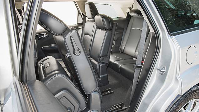 Banco dobra para permitir acesso à traseira | <a href="https://quatrorodas.abril.com.br/carros/comparativos/dossie-sete-lugares-120-mil-reais-772708.shtml" rel="migration">Leia mais</a> Banco dobra para permitir acesso à traseira | <a href="https://quatrorodas.abril.com.br/carros/comparativos/dossie-sete-lugares-120-mil-reais-772708.shtml" rel="migration">Leia mais</a>