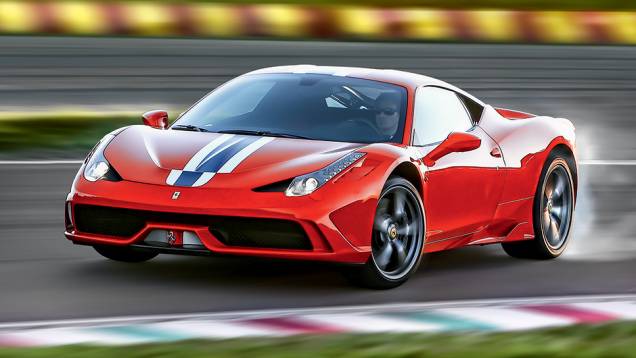 A nova saída de ar no meio do capô ajuda a refrigerar radiador dianteiro | <a href="https://quatrorodas.abril.com.br/carros/impressoes/ferrari-458-speciale-772369.shtml" rel="migration">Leia mais</a>