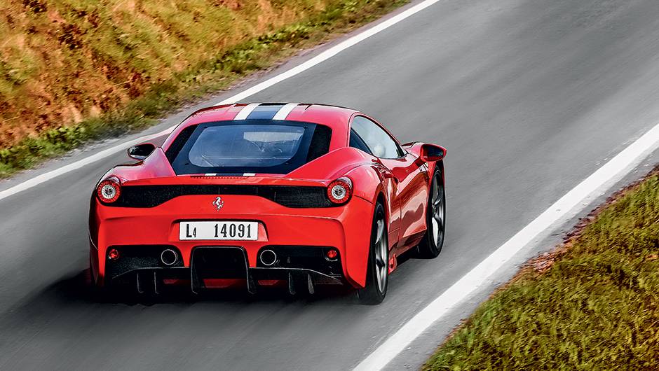 Em vez dos tr&ecirc;s escapes centrais, dois largos canos e um extrator de ar | <a href="https://quatrorodas.abril.com.br/carros/impressoes/ferrari-458-speciale-772369.shtml" rel="migration">Leia mais</a>