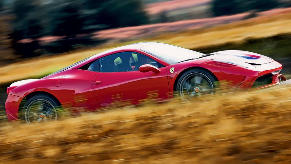 Mudanças fizeram dela a Ferrari de rua com a melhor aerodinâmica já produzida | <a href="http://quatrorodas.abril.com.br/carros/impressoes/ferrari-458-speciale-772369.shtml" rel="migration">Leia mais</a>