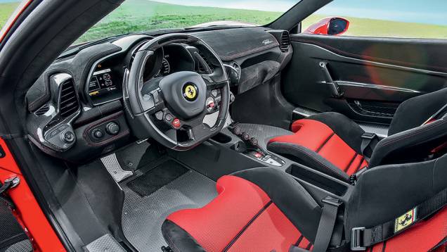 Acabamento da cabine é primoroso | <a href="https://quatrorodas.abril.com.br/carros/impressoes/ferrari-458-speciale-772369.shtml" rel="migration">Leia mais</a>